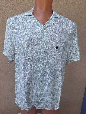 Hollister Men's Short Sleeve Button-Down Shirt in Pale Green Medallion Print